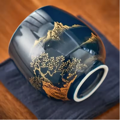 Tasse à thé Jilan couchée sur tissus
