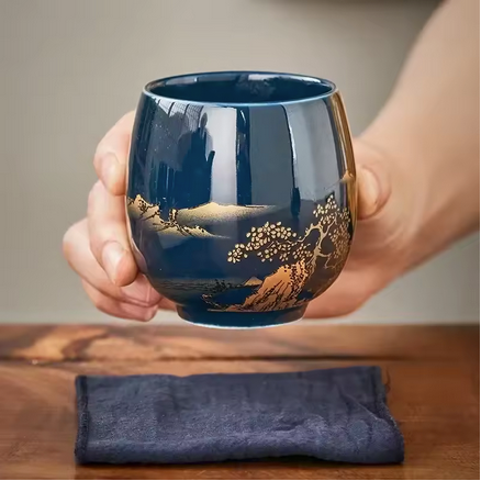 Tasse à thé Jilan en main