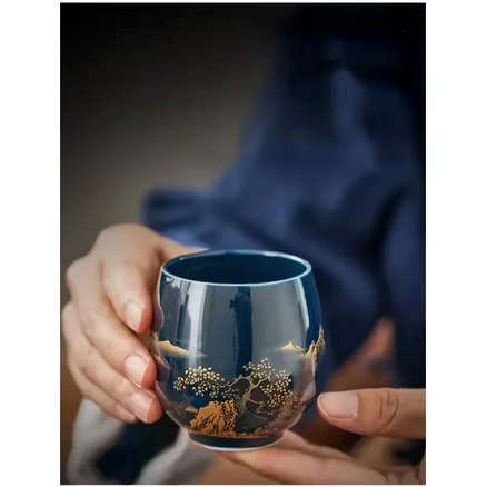 Tasse à thé Jilan tenue par mains