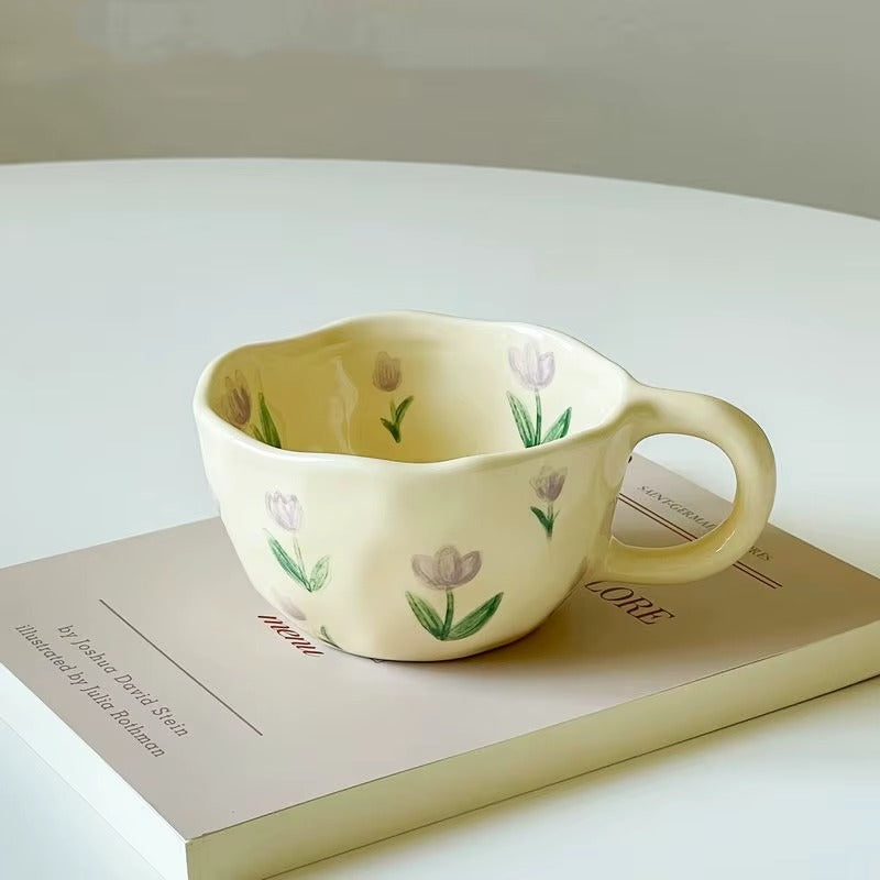 Tasse céramique Fleurie Élégante sur un livre