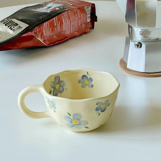 Tasse céramique Fleurie Élégante sur table avec café et cafetière moka