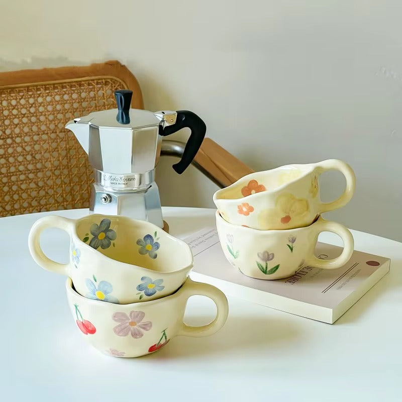 Tasse céramique Fleurie Élégante sur table avec livre et cafetière