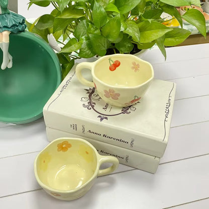 Tasse céramique Fleurie Élégante sur table avec livre et plante