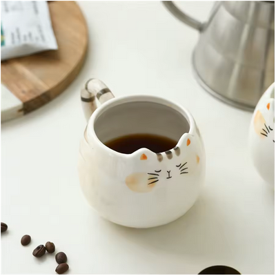 Tasse chat Adorable Féline sur table avec café