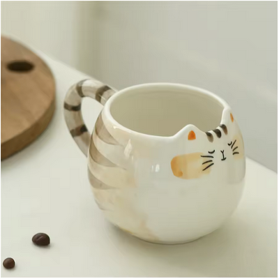 Tasse chat Adorable Féline sur table avec grains de café