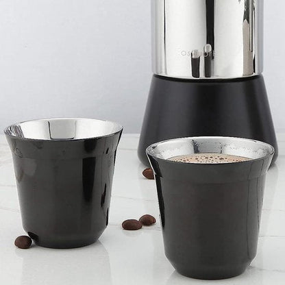 Tasse double paroi ÉcoCafé en paire devant une cafetière