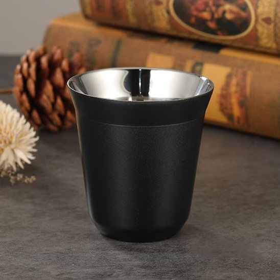 Tasse double paroi Écocafé sur table devant livres