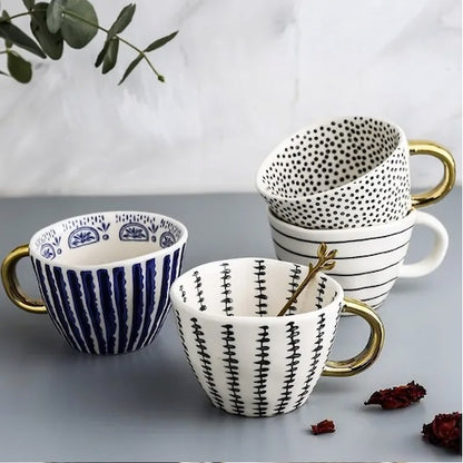 Tasse en céramique Géométrique Dorée quatre variantes sur table