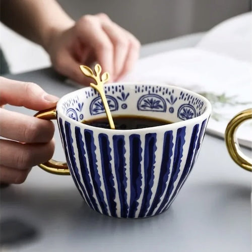 Tasse en céramique Géométrique Dorée remplie de café avec une cuillère