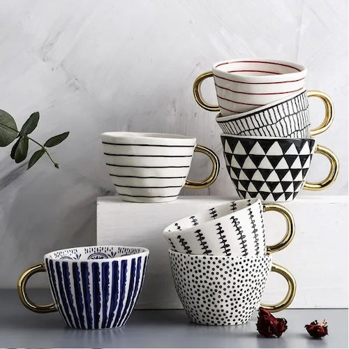Tasse en céramique Géométrique Dorée sept variantes sur table