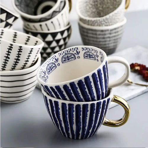 Tasse en céramique Géométrique Dorée empilées sur table