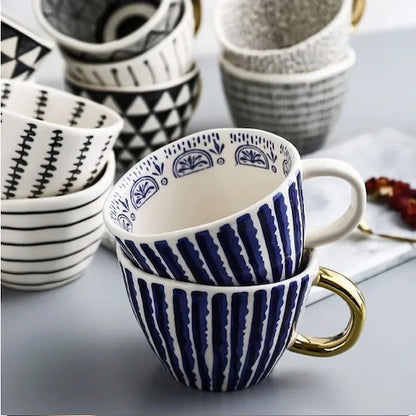 Tasse en céramique Géométrique Dorée empilées sur table