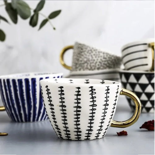 Tasse en céramique Géométrique Dorée varientes sur table