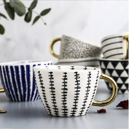 Tasse en céramique Géométrique Dorée varientes sur table