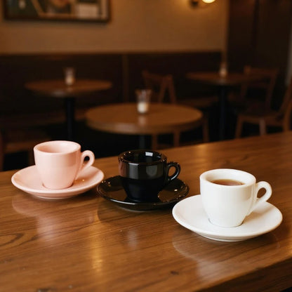 Tasse expresso Céramique Éclatante trois tasses sur comptoir en bois