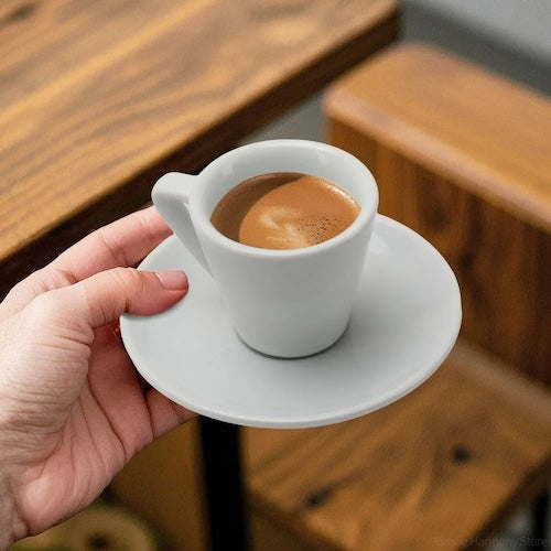 Tasse expresso Céramique Èclatante pleine de café tenue en main