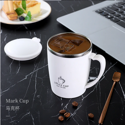 Tasse isotherme Double Paroi Inox avec café près ordinateur