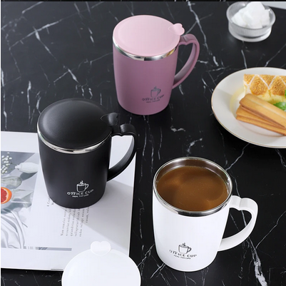 Tasse isotherme Double Paroi Inox trois couleurs sur table