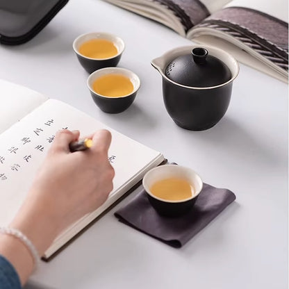 Thé Service TravelTeaSet sur bureau femme écrit dans un cahier