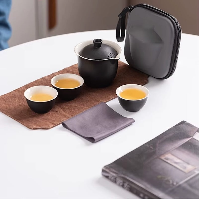 Thé Service TravelTeaSet sur table avec sac