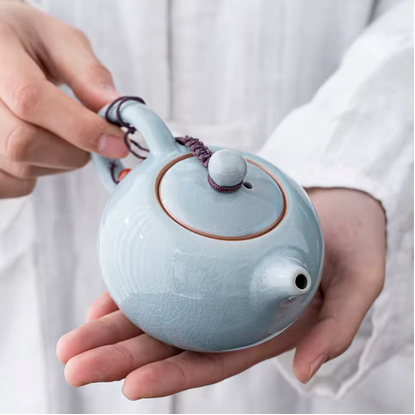 Théière céramique Authentique Émaillée tenue en main