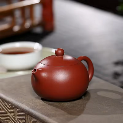Théière céramique Yixing Artisanale rouge sur table