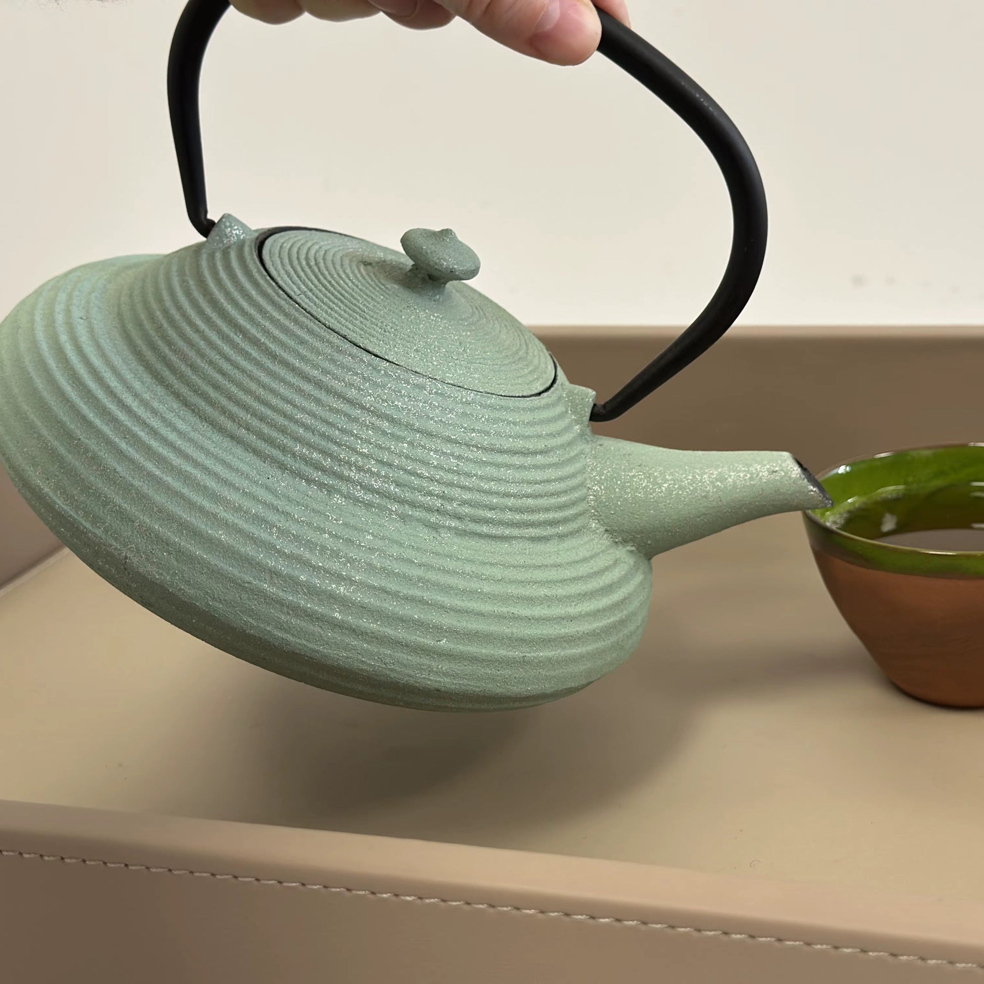 Theiere en fonte Japonaise 750ml verse thé dans une tasse