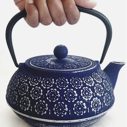 Théière en fonte bleue sur table