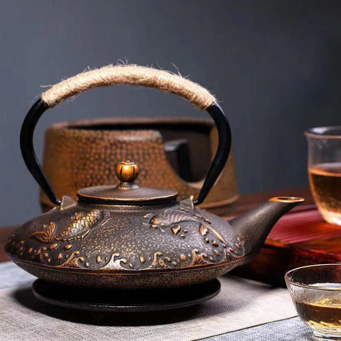 Théière en fonte brune sur table