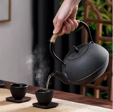 Théière en fonte verse thé 