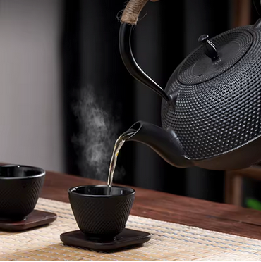 Théière en fonte verse thé