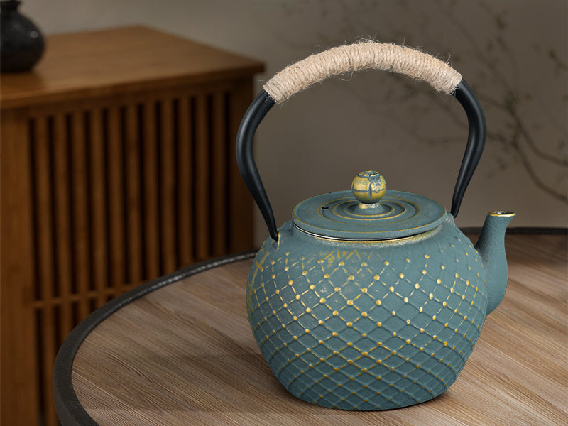 Théière en fonte verte sur table