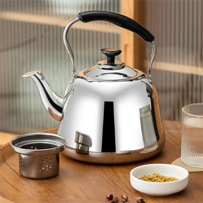 Théière en inox avec infuseur sur table