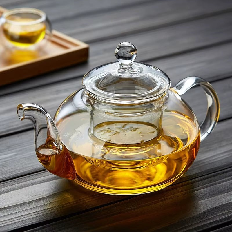 Théière en verre Borosilicate avec thé sur table