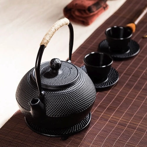 Theiere fonte Zen Saveur sur nappe avec tasses