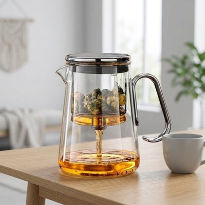 Théière infuseur PureBoil sur une table avec une tasse