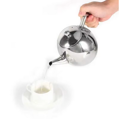 Théière Inox Durable verse eau dans tasse blanche