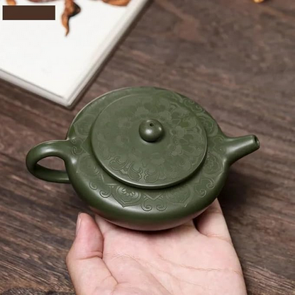 Theiere japonaise Kung Fu Teapot tenue par une main
