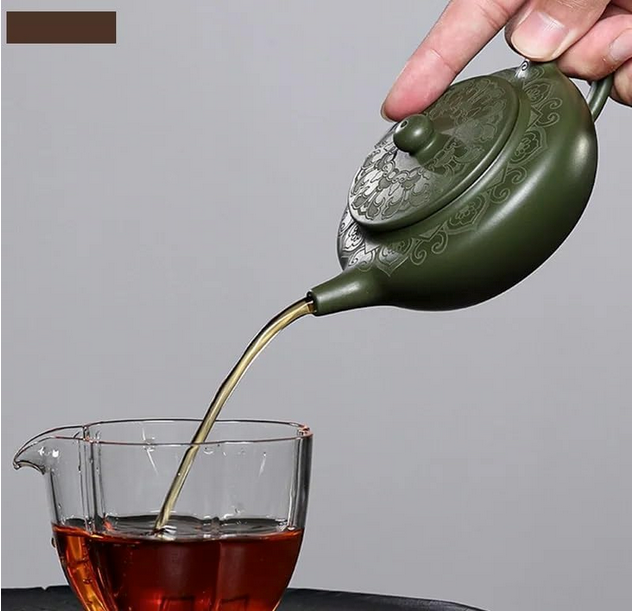 Theiere japonaise Kung Fu Teapot verse the dans tasse