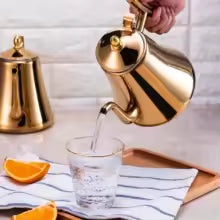 Théière verse thé verre transparent