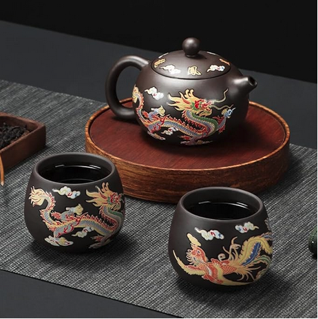 Théières chinoises Zisha Xishi sur napperon