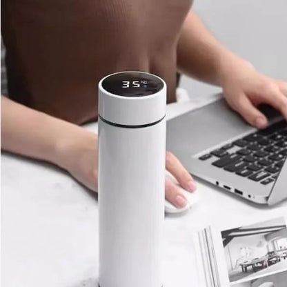 Thermos cafe portable ThermoSmart blanc sur un bureau avec ordinateur