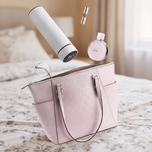 Thermos cafe portable ThermoSmart blanc sur un lit